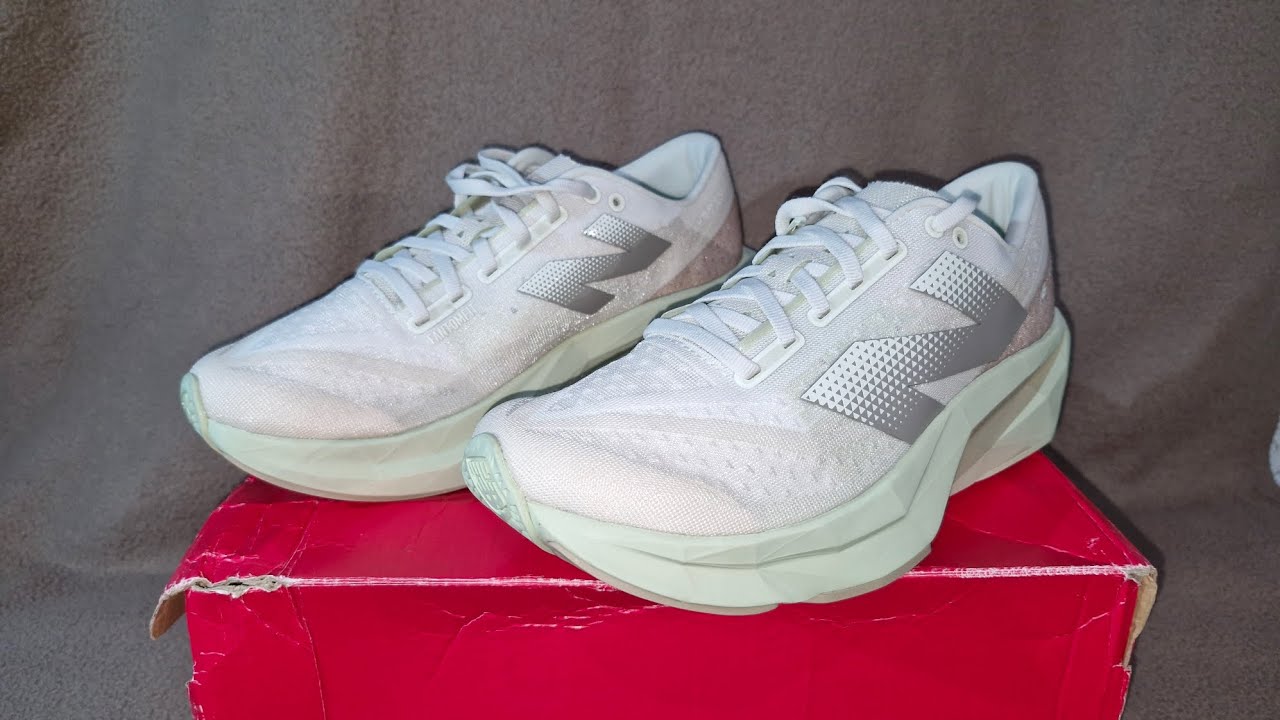 New Balance FuelCell Rebel V4 - Linha Premium