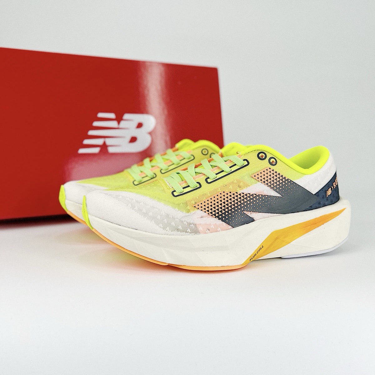 New Balance FuelCell Rebel V4 - Linha Premium
